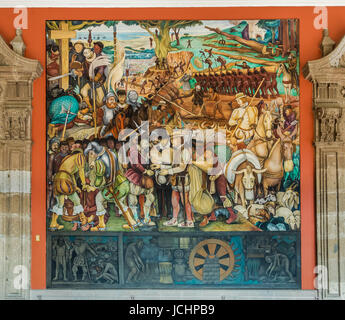 Le couloir du Palais National avec la célèbre peinture murale 'l'arrivée de Cortes' par Diego Rivera - Mexico City, Mexique Banque D'Images