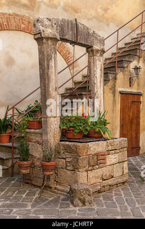 SAN QUIRICO D'ORCIA, ITALIE - 30 octobre 2016 - cour traditionnelle italienne pittoresque dans le centre de San Quirico d'Orcia, Val d'Orcia, Toscane, Banque D'Images