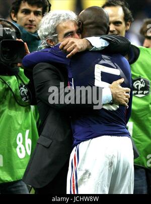 DOMENECH ET GALLAS CÉLÈBRENT APRÈS LE MATCH FRANCE / RÉPUBLIQUE D'IRLANDE (UK) FRANCE / IRLANDE (Royaume-Uni uniquement) STADE DE FRANCE, PARIS, FRANCE 18 NOVEMBRE 2009 GAA3971 ATTENTION ! Cette photo ne peut être utilisée que pour les journaux et/ou à des fins d'édition de magazines. Ne peut être utilisé pour les publications impliquant 1 joueur, 1 ou 1 Concours Club sans autorisation écrite de Football DataCo Ltd. Pour toute question, veuillez communiquer avec le Football DataCo Ltd au  +44 (0) 207 864 9121 Banque D'Images