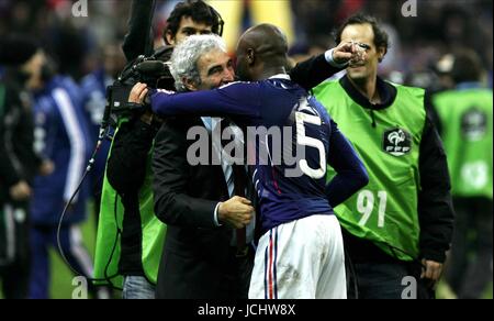 DOMENECH ET GALLAS CÉLÈBRENT APRÈS LE MATCH FRANCE / RÉPUBLIQUE D'IRLANDE (UK) FRANCE / IRLANDE (Royaume-Uni uniquement) STADE DE FRANCE, PARIS, FRANCE 18 NOVEMBRE 2009 GAA3972 ATTENTION ! Cette photo ne peut être utilisée que pour les journaux et/ou à des fins d'édition de magazines. Ne peut être utilisé pour les publications impliquant 1 joueur, 1 ou 1 Concours Club sans autorisation écrite de Football DataCo Ltd. Pour toute question, veuillez communiquer avec le Football DataCo Ltd au  +44 (0) 207 864 9121 Banque D'Images