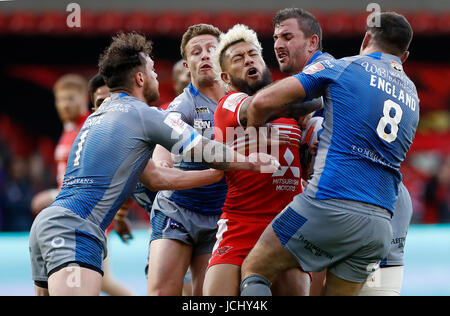 Salford Red Devils' Sa'Junior u est abordé par Wakefield Trinity's Scott Habitat Expo (à gauche) et Anthony l'Angleterre, au cours de la Coupe du Défi de Ladbrokes, quart de finale match au stade AJ Bell, Salford. Banque D'Images