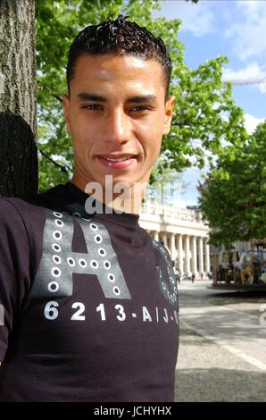 MAROUANE CHAMAKH BORDEAUX (Royaume-Uni uniquement) Marouane Chamakh, ARSENAL CIBLE (UK), PARIS , FRANCE 01 décembre 2009 GAB5433 "ARSENAL N'A ÉTÉ DIT D'OUBLIER AU SUJET DE LA SIGNATURE DE L'attaquant Marouane Chamakh BORDEAUX EN JANVIER. Les GUNNERS SONT SUR LE MARCHÉ POUR UN FRONTMAN APRÈS ROBIN VAN PERSIE A ÉTÉ EXCLU POUR CINQ MOIS AVEC DES LIGAMENTS DE LA CHEVILLE.ACE MAROCAIN CHAMAKH, QUI EST HORS CONTRAT AU COURS DE L'été, ÉTAIT LIÉE À UN DÉMÉNAGEMENT À L'UNIS AU COURS DE L'ÉTÉ.MAIS CHAMPIONS DE FRANCE BORDEAUX insistent pour dire qu'ils ne sont pas prêts à laisser à l'âge de 23 ans, LAISSER À mi-chemin dans leur marché national et européen Banque D'Images