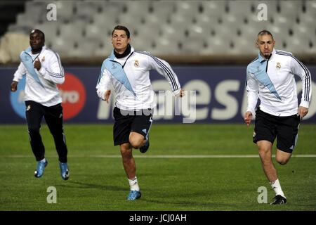 CRISTIANO RONALDO ET KARIM BENZEMA REAL MADRID (Royaume-Uni uniquement) LA LIGUE DES CHAMPIONS DU GROUPE C. LA FORMATION DU REAL MADRID AVANT LE MATCH CONTRE MARSEILLE (UK), MARSEILLE , FRANCE 07 décembre 2009 GAB5906 ATTENTION ! Cette photo ne peut être utilisée que pour les journaux et/ou à des fins d'édition de magazines. Ne peut être utilisé pour les publications impliquant 1 joueur, 1 ou 1 Concours Club sans autorisation écrite de Football DataCo Ltd. Pour toute question, veuillez communiquer avec le Football DataCo Ltd au  +44 (0) 207 864 9121 Banque D'Images