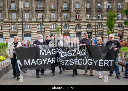 BUDAPEST, HONGRIE - AVRIL 15, 2016 : manifestation contre la politique de santé du gouvernement hongrois à la Place Kossuth Banque D'Images