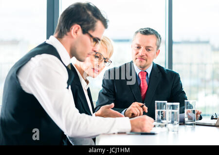 Entreprise - réunion de bureau, les affaires sont à discuter d'un document sur un ordinateur portable et travailler en équipe Banque D'Images