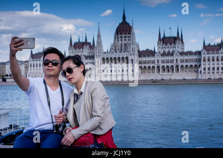 BUDAPEST, HONGRIE - AVRIL 16, 2016 : avec le Parlement et les Selfies Danube Banque D'Images