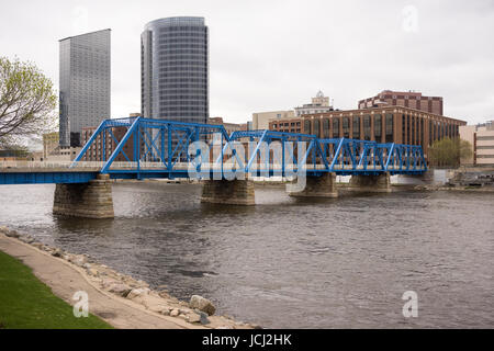 La ville de Grand Rapids à côté de la rivière Grand, dans le Michigan, USA Banque D'Images