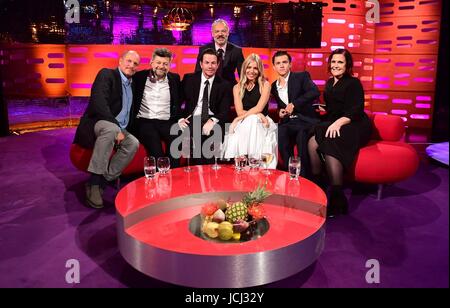 (De gauche à droite) de Woody Harrelson, Andy Serkis, Mark Wahlberg, Graham Norton (derrière), Sienna Miller, Tom Holland et Alison Moyet pendant le tournage de The Graham Norton Show à la London Studios, à être diffusé sur BBC One le vendredi soir. Banque D'Images