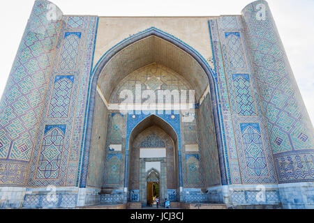 SAMARKAND, OUZBÉKISTAN - 28 août : façade et l'entrée du mausolée de Bibi-khanum l'un des monuments de Samarcande. Août 2016 Banque D'Images