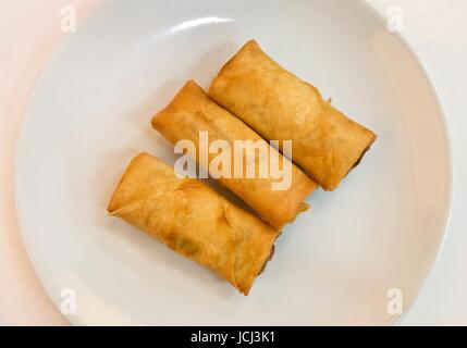 Hors-d'Asiatiques, chinois traditionnel poêlée croustillante des rouleaux de printemps dans un plat blanc. Banque D'Images