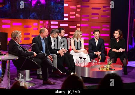 (De gauche à droite) Graham Norton, Woody Harrelson, Andy Serkis, Mark Wahlberg, Sienna Miller, Tom Holland et Alison Moyet pendant le tournage de The Graham Norton Show à la London Studios, à être diffusé sur BBC One le vendredi soir. Banque D'Images