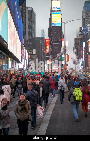Trottoir occupé plein le soir soir à Times Square New York City USA Banque D'Images