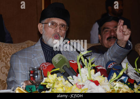 Lahore, Pakistan. 16 Juin, 2017. Le Dr Tahir-ul-Qadri et homme politique pakistanais spécialiste du soufisme Islamique chef du Pakistan Tehreek Awami (PAT) également le président-fondateur du Minhaj-ul-Quran parle aux médias personnes lors d'une conférence de presse contre le gouvernement dans un hôtel local. Credit : Rana Sajid Hussain/Pacific Press/Alamy Live News Banque D'Images