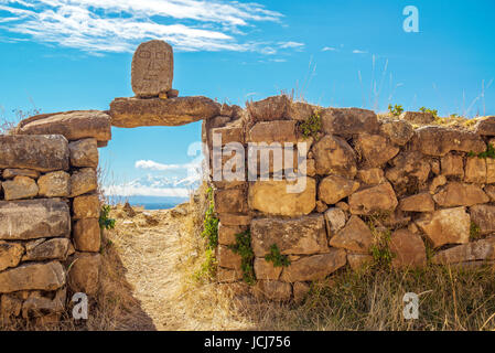 Entrée au Palais de l'Inca, d'anciennes ruines Incas sur l'Île du Soleil sur le côté du Lac Titicaca Bolivie Banque D'Images