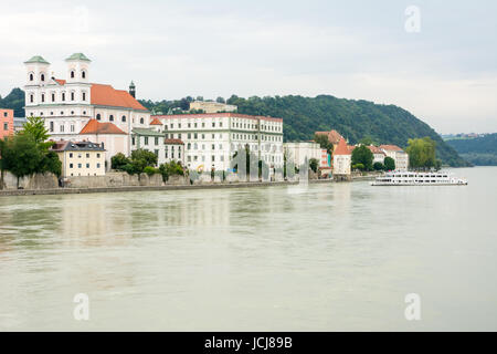 Navire à passagers sur le fleuve de l'Inn à Passau à l'église St-Michel. Banque D'Images