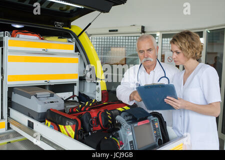 Le personnel paramédical de l'équipe de vérification dans une ambulance Banque D'Images