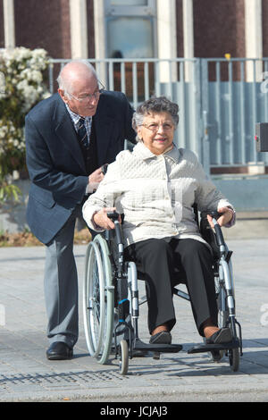 Man qui est poussé par femme en fauteuil roulant Banque D'Images