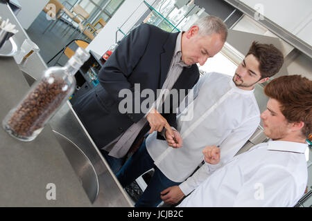 Portrait de deux stagiaires serveurs et les bonnes pratiques de l'apprentissage de l'enseignant Banque D'Images