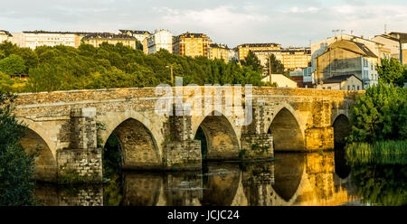 Soleil sur un pont romain dans le Nord de l'Espagne. Banque D'Images