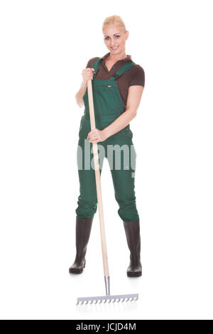 Happy Female Worker Holding Pitchfork sur fond blanc Banque D'Images