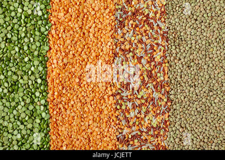 Légumineuses séchées en couches verticales, de gauche à droite : pois cassés verts, des lentilles rouges, mélange de riz Thaï rouge, riz Thai blanc, parfum rouge et jaune dec Banque D'Images