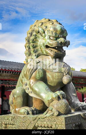 Lion de Bronze au Summer Palace, Beijing, Chine Banque D'Images