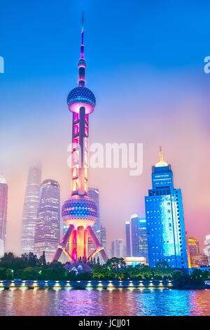 Vue en soirée à l'Oriental Pearl TV Tower, Pudong, Shanghai, Chine Banque D'Images