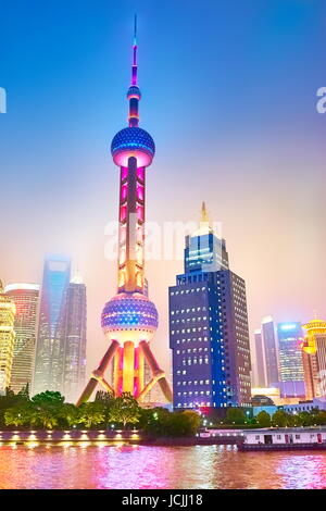 Vue en soirée à l'Oriental Pearl TV Tower, Pudong, Shanghai, Chine Banque D'Images
