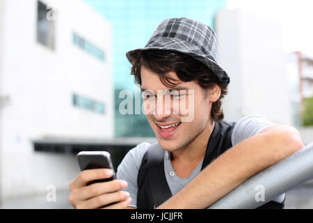 Portrait de jeune homme de l'envoi de message avec le smartphone Banque D'Images