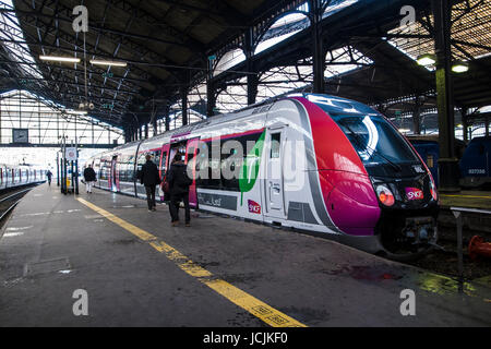 PARIS FRANCE - PARIS EN TRAIN LA GARE ST LAZARRE - PARIS FRENCH RAILWAY- PARIS Réseau Express Régional © F. BEAUMONT Banque D'Images