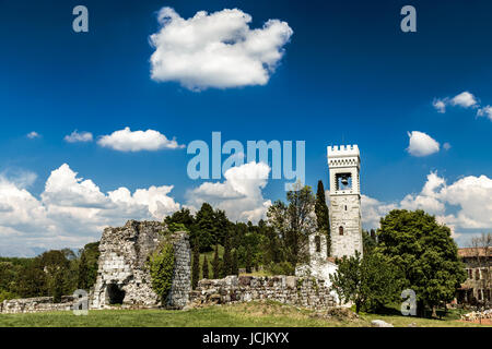 Les ruines d'un château italien dans une journée de printemps Banque D'Images