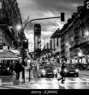 PARIS- FRANCE - Rue de Rennes et de la tour Montparnasse, À LA FIN DE L'APRÈS-MIDI - Rue de Paris - PARIS STREET PHOTOGRAPHY © Frédéric Beaumont Banque D'Images