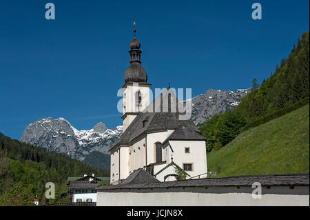 L'église paroissiale de Saint Sébastien, à l'arrière la Reiteralpe, Ramsau, Berchtesgaden-campagne, Haute-Bavière, Allemagne Banque D'Images