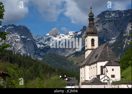 L'église paroissiale de Saint Sébastien, à l'arrière la Reiteralpe, Ramsau, Berchtesgaden-campagne, Haute-Bavière, Allemagne Banque D'Images