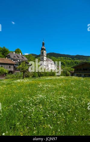 L'église paroissiale de Saint Sébastien, à l'avant la floraison pré, Ramsau, Berchtesgaden-campagne, Haute-Bavière, Allemagne Banque D'Images