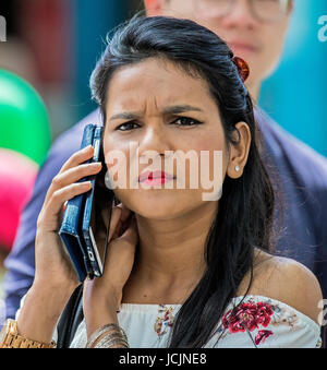 Femme / girl using smartphone Banque D'Images