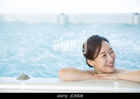 Portrait of smiling young woman in spa Banque D'Images