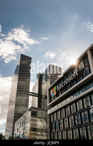 Microsoft Allemagne, siège social de l'entreprise, à l'arrière des tours en surbrillance avec IBM et Fujitsu, siège de Schwabing, à Munich, Bavière Banque D'Images