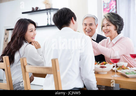 Portrait de famille harmonieuse ayant repas Banque D'Images