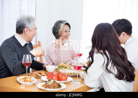 Portrait de famille harmonieuse ayant repas Banque D'Images