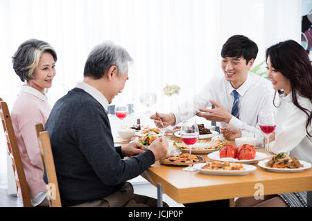 Portrait de famille harmonieuse ayant repas Banque D'Images