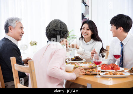 Portrait de famille harmonieuse ayant repas Banque D'Images