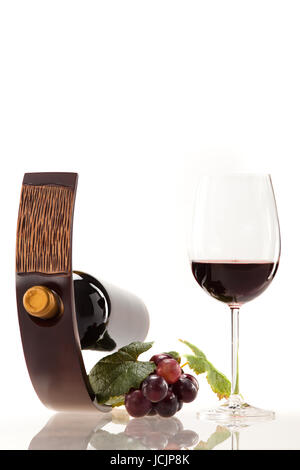 Rotwein im Glas mit Frucht, Blätter und Weinflasche Banque D'Images