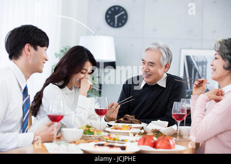 Avoir des repas de famille harmonieuse Banque D'Images