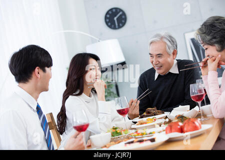 Portrait de famille harmonieuse ayant repas Banque D'Images