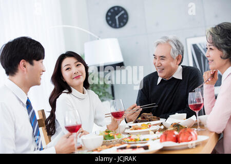 Portrait de famille harmonieuse ayant repas Banque D'Images