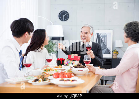 Portrait de famille harmonieuse ayant repas Banque D'Images
