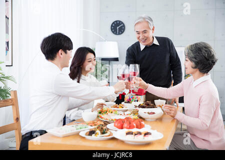 Avoir une famille harmonieuse d'anniversaire Banque D'Images