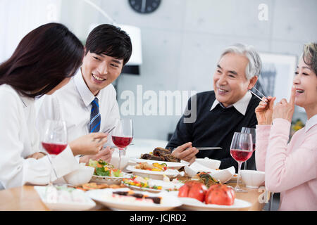 Portrait de famille harmonieuse ayant repas Banque D'Images