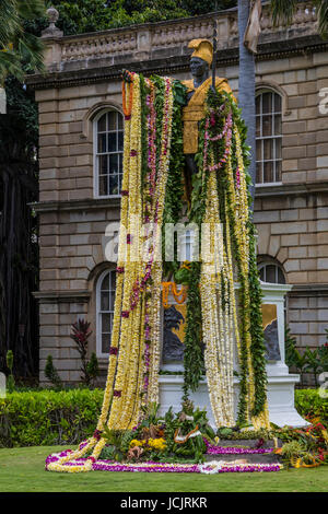 Une vue de la statue de Kamehameha en face de la Cour suprême de Hawaï. Banque D'Images